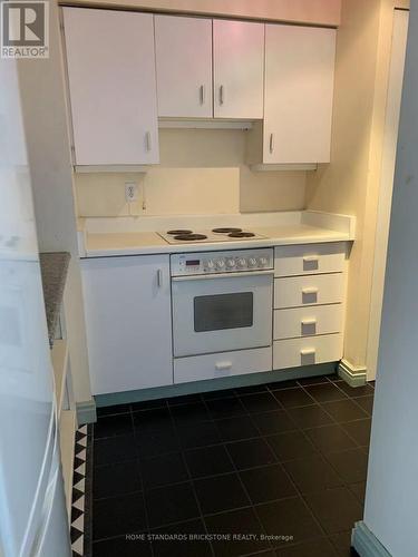 809 - 1055 Bay Street, Toronto, ON - Indoor Photo Showing Kitchen