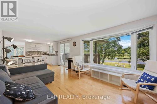 568 Mallard Circle, Selwyn, ON - Indoor Photo Showing Living Room