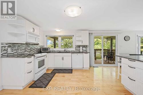 568 Mallard Circle, Selwyn, ON - Indoor Photo Showing Kitchen With Upgraded Kitchen