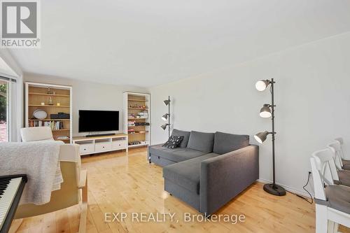 568 Mallard Circle, Selwyn, ON - Indoor Photo Showing Living Room
