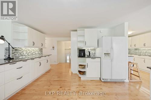 568 Mallard Circle, Selwyn, ON - Indoor Photo Showing Kitchen