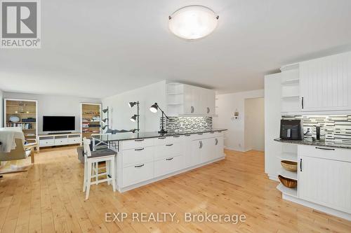 568 Mallard Circle, Selwyn, ON - Indoor Photo Showing Kitchen