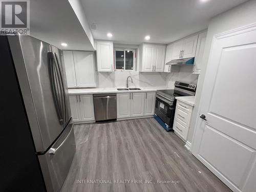 40 Cotswold Court, Halton Hills, ON - Indoor Photo Showing Kitchen With Double Sink With Upgraded Kitchen