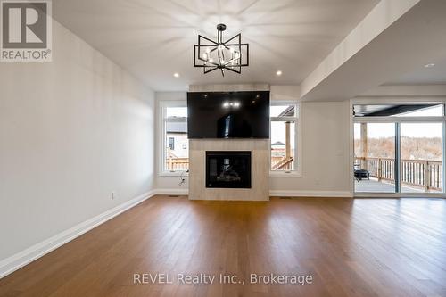 1190 Uppers Lane, Thorold (Rolling Meadows), ON - Indoor Photo Showing Living Room With Fireplace