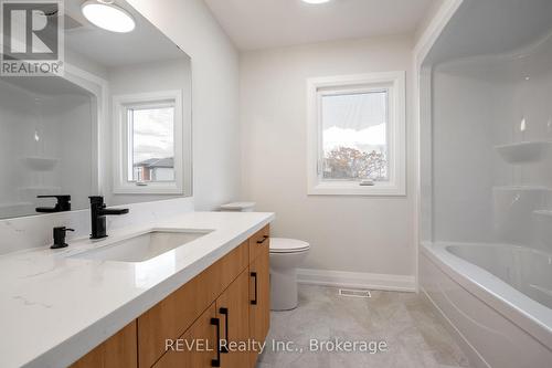 1190 Uppers Lane, Thorold (Rolling Meadows), ON - Indoor Photo Showing Bathroom