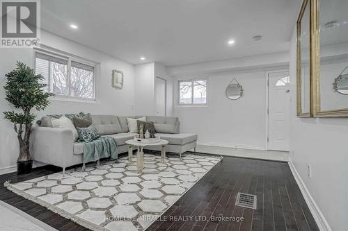 33 Mosque Crescent, Toronto, ON - Indoor Photo Showing Living Room