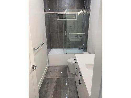 15663 77B Avenue, Surrey, BC - Indoor Photo Showing Bathroom
