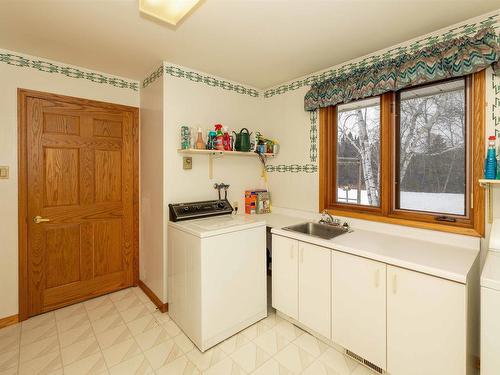 2200 Bordeaux Crescent, Thunder Bay, ON - Indoor Photo Showing Laundry Room