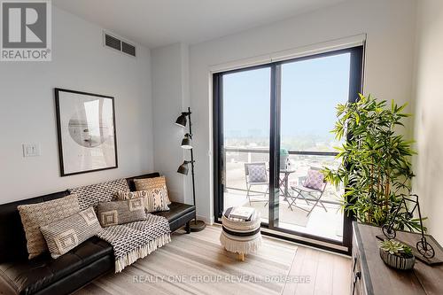 913 - 2799 Kingston Road, Toronto, ON - Indoor Photo Showing Living Room