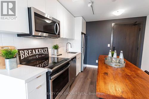 913 - 2799 Kingston Road, Toronto, ON - Indoor Photo Showing Kitchen With Upgraded Kitchen