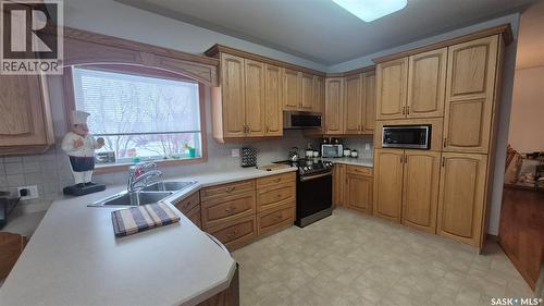 11330 Wascana Meadows, Regina, SK - Indoor Photo Showing Kitchen With Double Sink