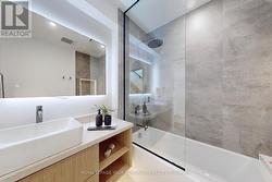 2nd floor 4 pieces bathroom, bathtub with shower - 