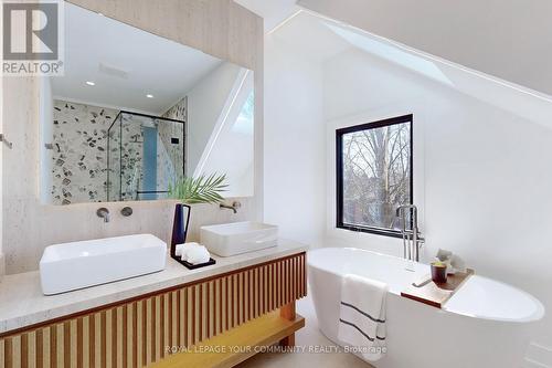 primary ensuite(double sinks, bidet toilet, tub - 32 Endean Avenue, Toronto, ON - Indoor Photo Showing Bathroom