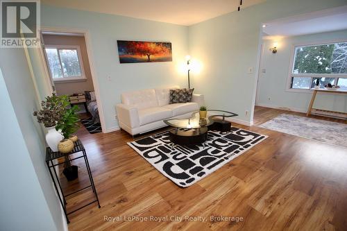 28 Harpur Drive, Northern Bruce Peninsula, ON - Indoor Photo Showing Living Room