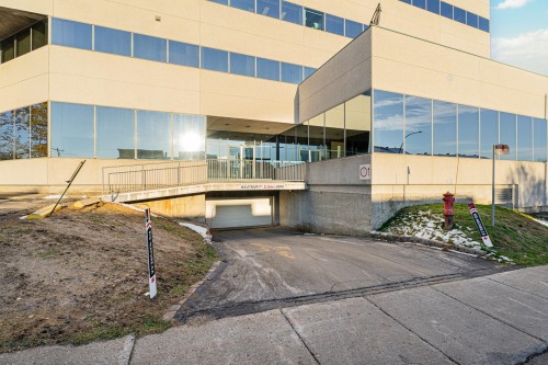 Stationnement - 100-120-400 Boul. St-Martin O., Laval (Chomedey), QC - Outdoor