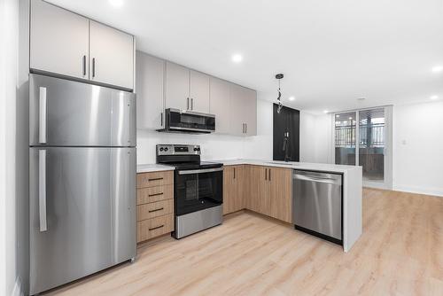 Cuisine - 2-4811 Av. Lacombe, Montréal (Côte-Des-Neiges/Notre-Dame-De-Grâce), QC - Indoor Photo Showing Kitchen With Stainless Steel Kitchen With Upgraded Kitchen