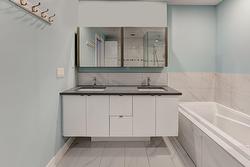 Salle de bains attenante à la CCP - 