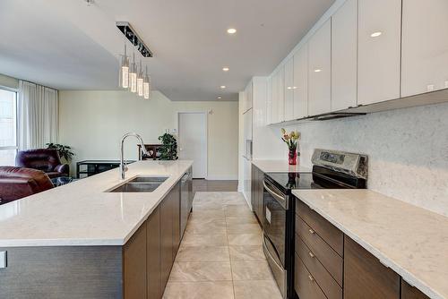 Cuisine - 811-5175 Av. De Courtrai, Montréal (Côte-Des-Neiges/Notre-Dame-De-Grâce), QC - Indoor Photo Showing Kitchen With Double Sink With Upgraded Kitchen