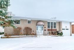 89 ANGELINE STREET S Kawartha Lakes (Lindsay), ON K9V 3L4