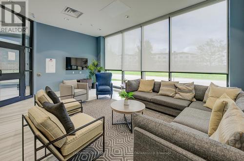 213 - 195 Commonwealth Street, Kitchener, ON - Indoor Photo Showing Living Room