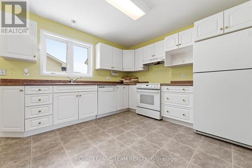 451 Mayhew Street, Renfrew, ON - Indoor Photo Showing Kitchen With Double Sink