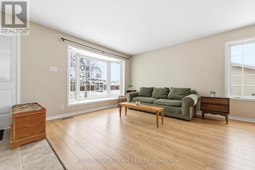 451 Mayhew Street, Renfrew, ON - Indoor Photo Showing Living Room