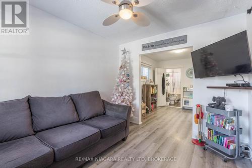 110 Mcalpine Avenue S, Welland (Lincoln/Crowland), ON - Indoor Photo Showing Living Room