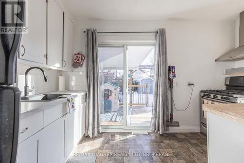 110 Mcalpine Avenue S, Welland (Lincoln/Crowland), ON - Indoor Photo Showing Kitchen