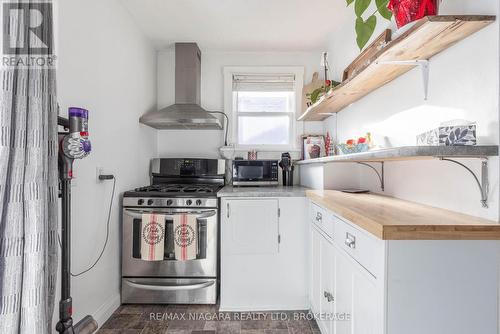 110 Mcalpine Avenue S, Welland (Lincoln/Crowland), ON - Indoor Photo Showing Kitchen