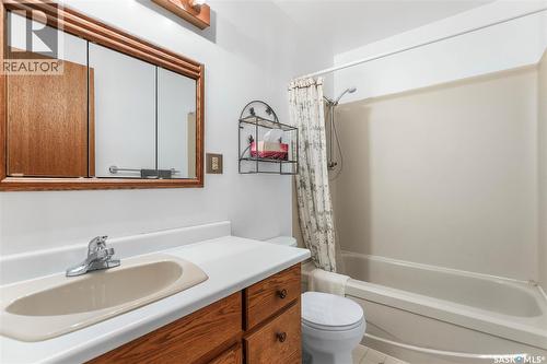 35 Wilkie Road, Regina, SK - Indoor Photo Showing Bathroom