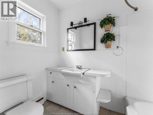 17 Pearl Street West, Kingsville, ON - Indoor Photo Showing Bathroom