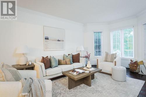 82 Woodstone Avenue, Richmond Hill, ON - Indoor Photo Showing Living Room