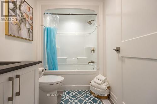 Upper - 7416 Parkside Road, Niagara Falls (Brown), ON - Indoor Photo Showing Bathroom