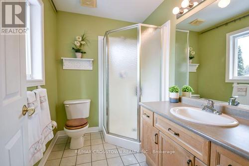 25 Cunningham Drive, Essa, ON - Indoor Photo Showing Bathroom