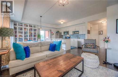 195 Commonwealth Street Unit# 213, Kitchener, ON - Indoor Photo Showing Living Room
