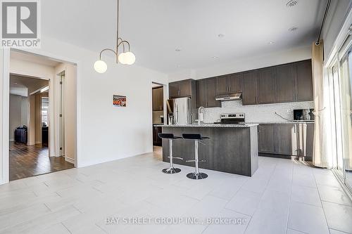 10943 Victoria Square Boulevard, Markham, ON - Indoor Photo Showing Kitchen With Upgraded Kitchen
