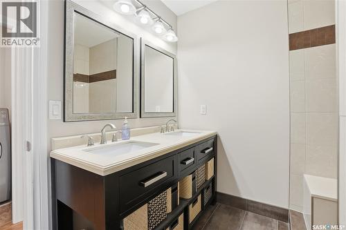 421 9Th Street, Saskatoon, SK - Indoor Photo Showing Bathroom