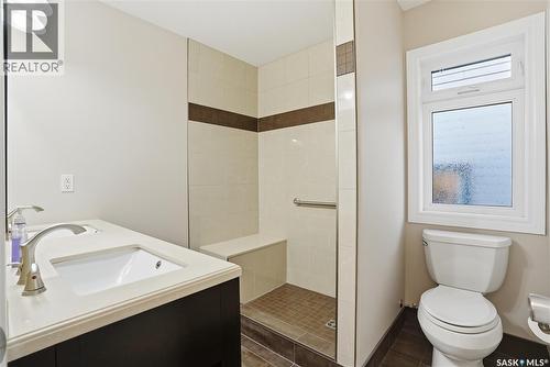 421 9Th Street, Saskatoon, SK - Indoor Photo Showing Bathroom