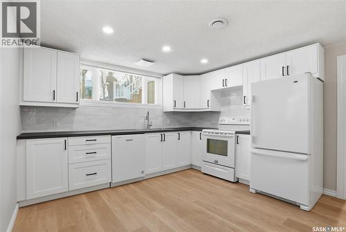 421 9Th Street, Saskatoon, SK - Indoor Photo Showing Kitchen