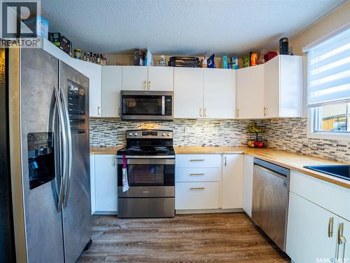 58 Mackenzie Mews, Regina, SK - Indoor Photo Showing Kitchen With Stainless Steel Kitchen With Upgraded Kitchen