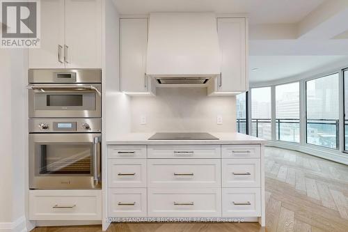1001 - 40 Rosehill Avenue, Toronto, ON - Indoor Photo Showing Kitchen