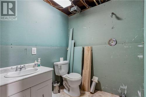 374 Mclean Street, Greater Sudbury, ON - Indoor Photo Showing Bathroom