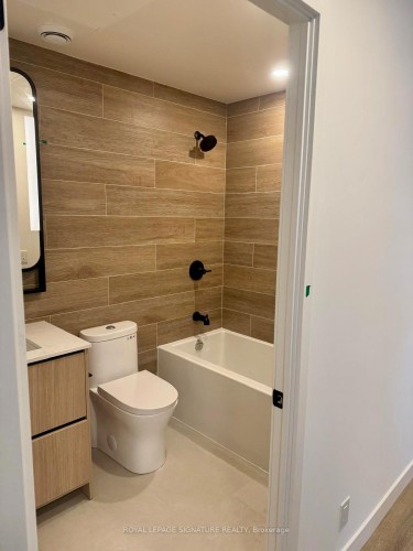 920-1050 Eastern Avenue, Toronto, ON - Indoor Photo Showing Bathroom
