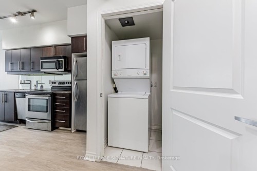 602-2885 Bayview Avenue, Toronto, ON - Indoor Photo Showing Laundry Room