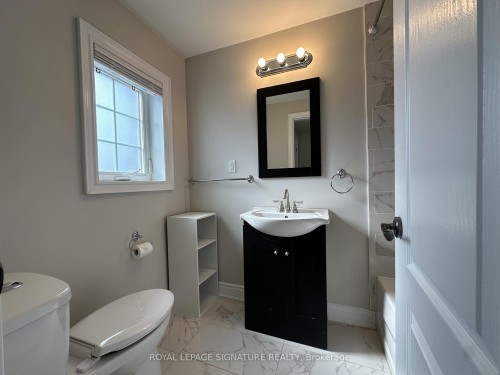 Upper-899 Lakeshore Road E, Mississauga, ON - Indoor Photo Showing Bathroom