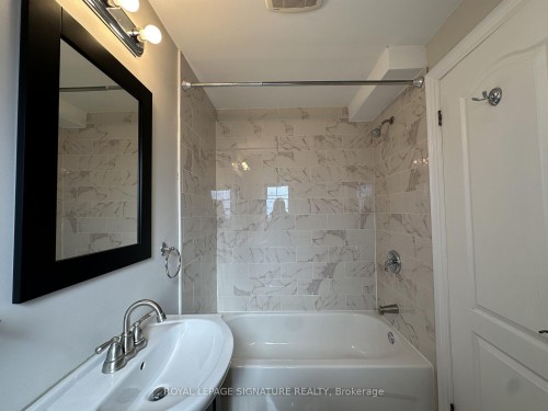 Upper-899 Lakeshore Road E, Mississauga, ON - Indoor Photo Showing Bathroom