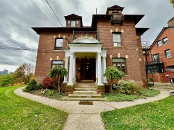 200C-646 Broadview Avenue  Toronto, ON M4K 2P1