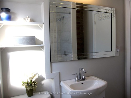 Main & Lower-597 Curzon Avenue, Mississauga, ON - Indoor Photo Showing Bathroom