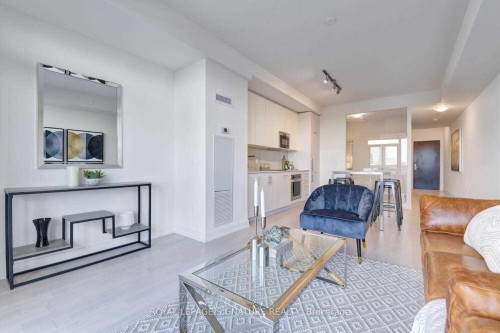 907-330 Richmond Street W, Toronto, ON - Indoor Photo Showing Living Room