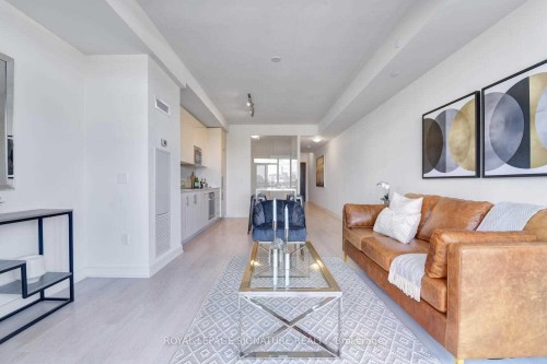 907-330 Richmond Street W, Toronto, ON - Indoor Photo Showing Living Room